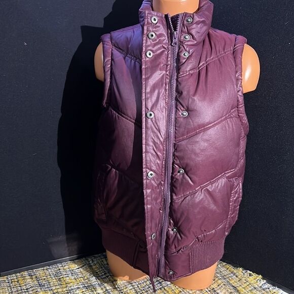 Classic Burgundy Puffer Vest from Gap - Size Medium - Picture 8 of 11
